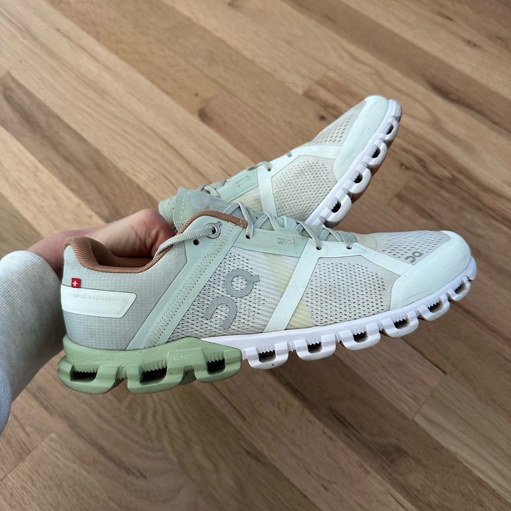 On Cloud Cloudflow running shoes women’s size 8.5 in aloe and white